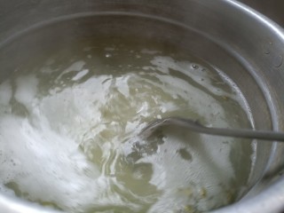绿豆南瓜粥,大火烧，用锅铲搅动，以免沾锅