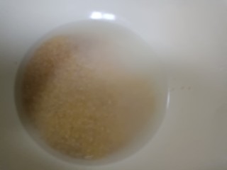 绿豆南瓜粥,玉米粉用水洗净