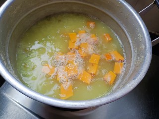 绿豆南瓜粥,开了以后用小火慢煮