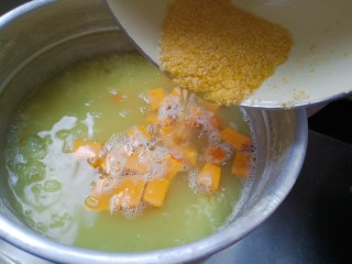 绿豆南瓜粥,倒入玉米粉