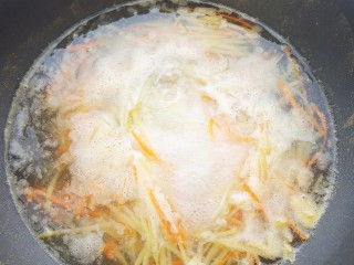 老干妈拌土豆丝,锅中烧水，加入土豆丝和胡萝卜丝煮2—3分钟。