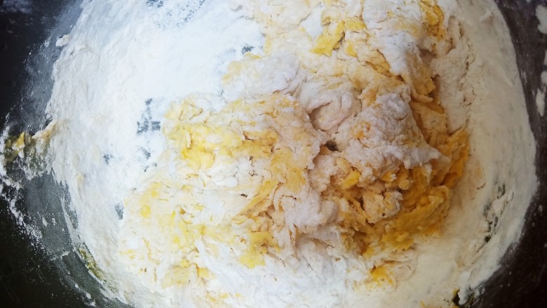 杂粮包子,将500克普通面粉加入到南瓜糊中，搅拌成絮状。