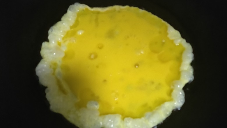 口蘑炒蛋,锅中热油再倒入鸡蛋液煎熟