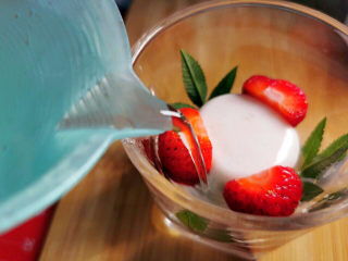 草莓果冻,待凉粉恢复到70度时，再缓缓倒入玻璃杯