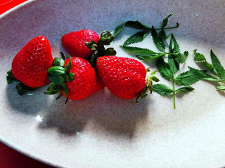 草莓果冻,草莓切对半，加上万寿菊