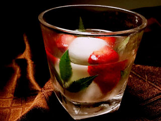 草莓果冻,取岀来就是冰凉爽口的草莓果冻