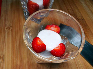 草莓果冻,草莓牛奶冻边再放入对半切的草莓
