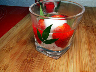 草莓果冻,降至常温，放入冰箱冷藏一个小时