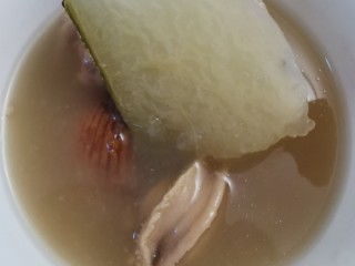 冬瓜鲍贝猪骨汤【清补兼施】,火候足，精盐调味，即可饮汤吃肉。
