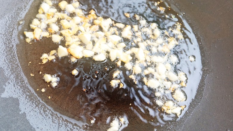 炝拌小豆芽,锅中烧油，加入蒜末炒香，浇在盘中。