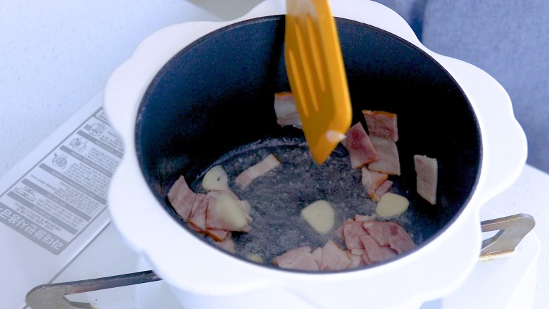 海鲜菇豆腐汤,放入蒜片炒香