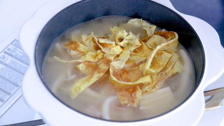 海鲜菇豆腐汤,切条的鸡蛋饼