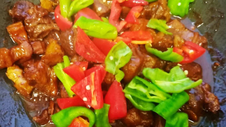 酱香牛肉,加入青红椒块快速翻炒均匀。