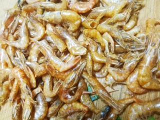 三鲜包子,一把干河虾切碎放入盆中。