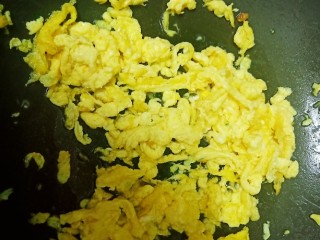 三鲜包子,两个鸡蛋打散，锅中烧油，放入鸡蛋液炒成小块。