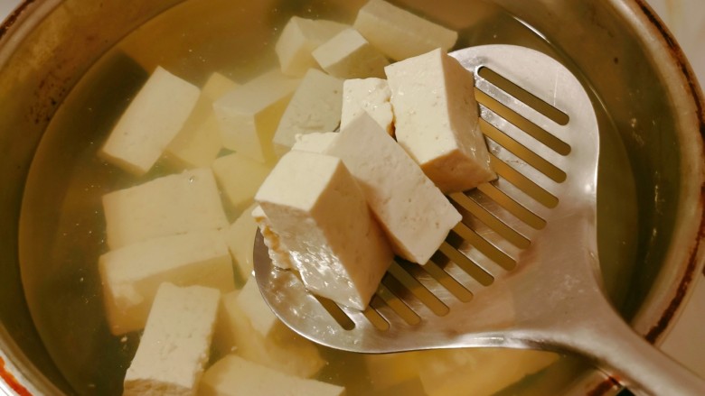 海鲜菇豆腐汤,<a style='color:red;display:inline-block;' href='/shicai/ 465'>豆腐</a>切块，放入开水中煮2分钟捞出备用。
