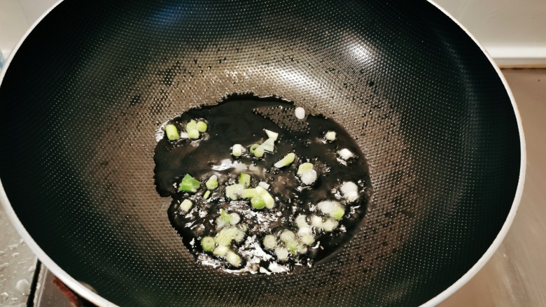 海鲜菇豆腐汤,起油锅放入食用油，油热后放入葱白炒出香味。