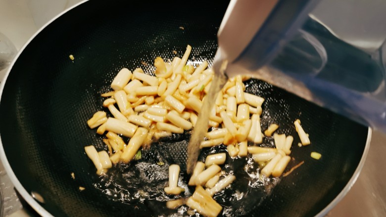 海鲜菇豆腐汤,倒入适合家人量的清水煮开。