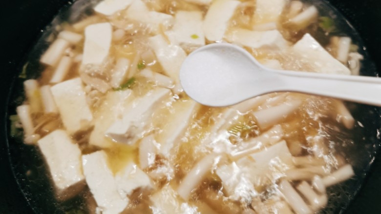 海鲜菇豆腐汤,中小火熬煮3分钟，按自己口味添加盐调味。