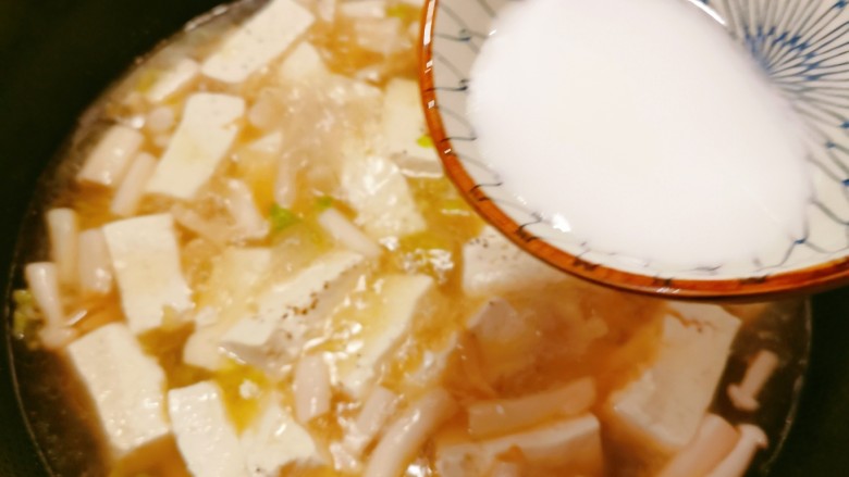 海鲜菇豆腐汤,淋入水淀粉。