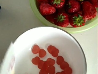 草莓果冻,鲜草莓10个，草莓软糖16颗。