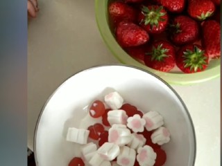草莓果冻,棉花糖16颗。