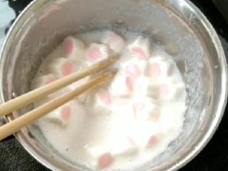 草莓果冻,倒入牛奶，吉利丁粉。