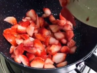 草莓果冻,草莓切成小块倒入锅中加入白糖炒熟压烂在倒入盆中加。