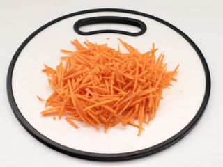 黑全麦芹菜团子,胡萝卜洗净后切细丝。