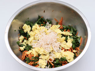 黑全麦芹菜团子,腌制好的芹菜叶和胡萝卜里，加入炒熟的鸡蛋和淡干虾皮。