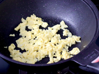 黑全麦芹菜团子,鸡蛋打散炒熟盛出。