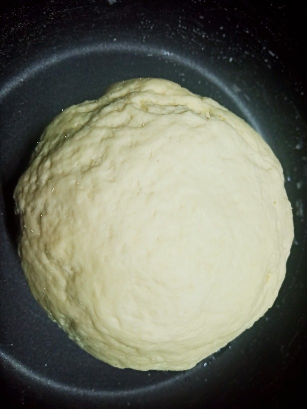柳叶豆沙包,加入适量温水搅拌成絮状，揉成一个表面略微光滑的面团。