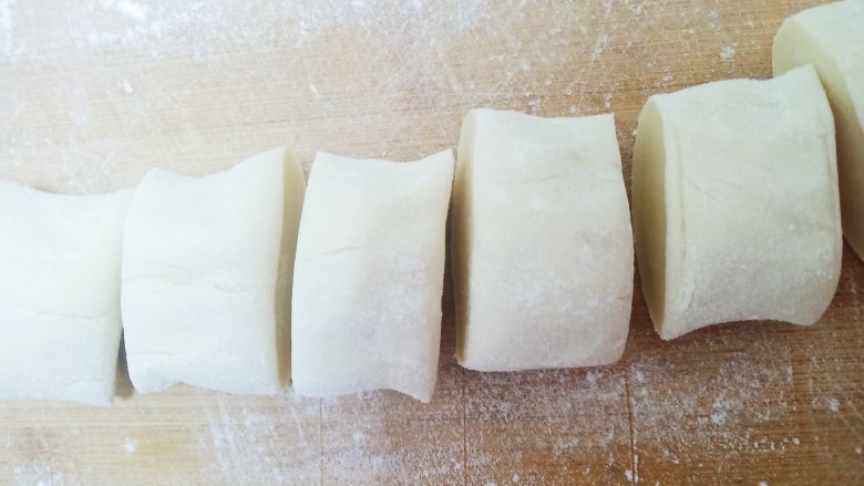 柳叶豆沙包,切成大小等分的剂子。