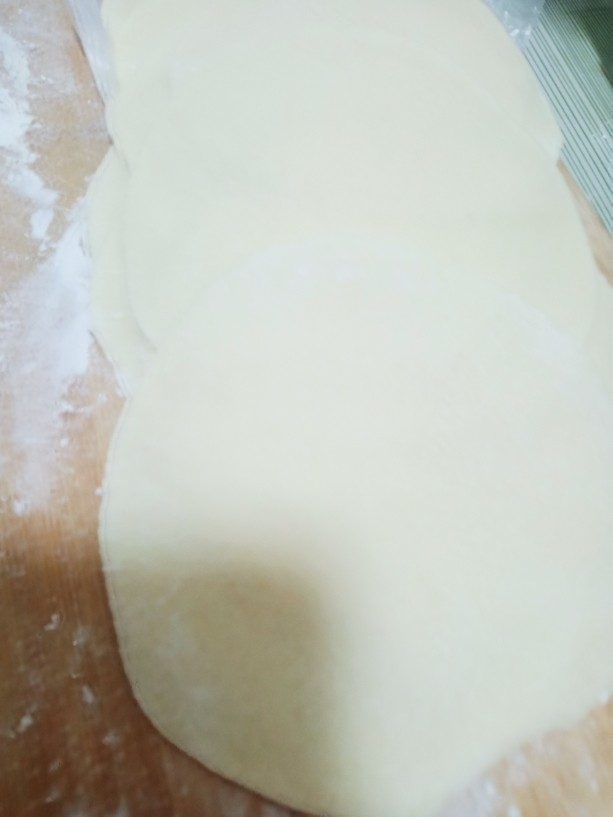 柳叶豆沙包,擀成中间略厚，四周略薄的包子皮。
