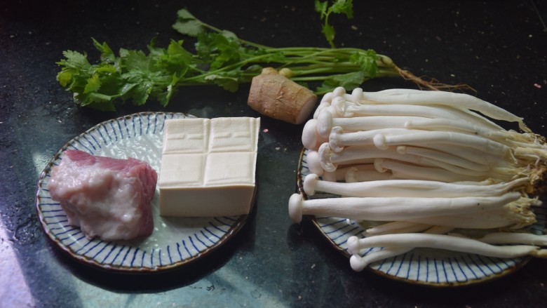 海鲜菇豆腐汤,准备好食材