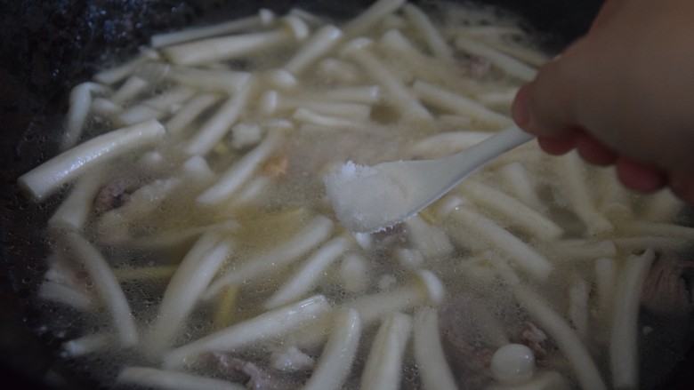 海鲜菇豆腐汤,关火，加入盐