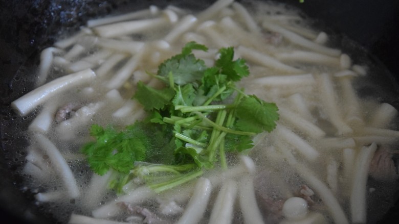 海鲜菇豆腐汤,倒入香菜段拌匀
