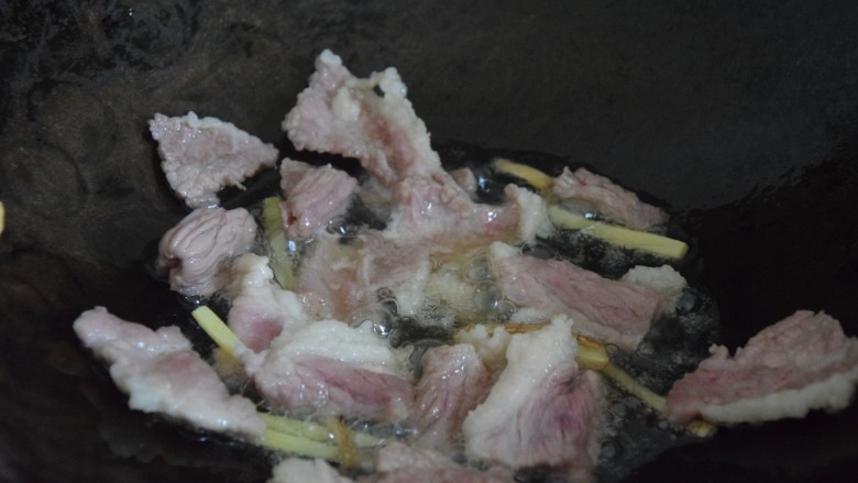 海鲜菇豆腐汤,倒入肉片炒至变色