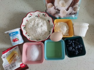 蓝莓酸奶马芬,准备食材费用，鸡蛋，酸奶，低筋面粉，玉米淀粉，0卡糖，玉米油，蓝莓，泡打粉，椰蓉，纸杯