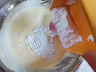 蓝莓酸奶马芬,加入玉米淀粉