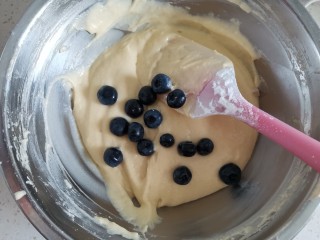 蓝莓酸奶马芬,翻拌均匀至无干粉颗粒，再加入洗干净控干水分的蓝莓，翻拌均匀