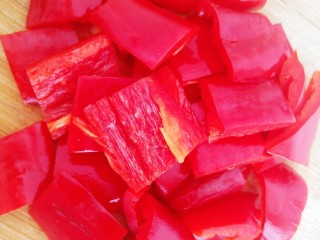 过油肉小花卷,一个红椒切成小块。