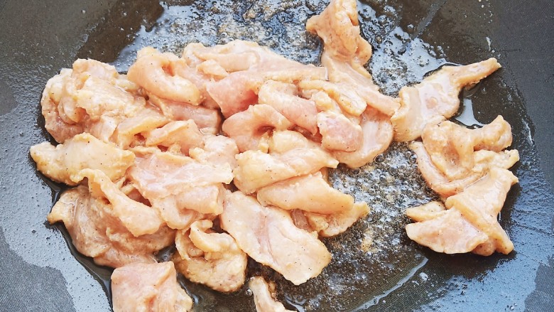 过油肉小花卷,锅中放略多的油，加入猪肉滑熟后盛出。