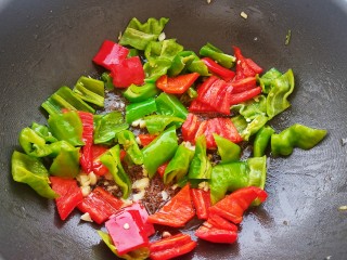 过油肉小花卷,加入青红椒块翻炒至断生。