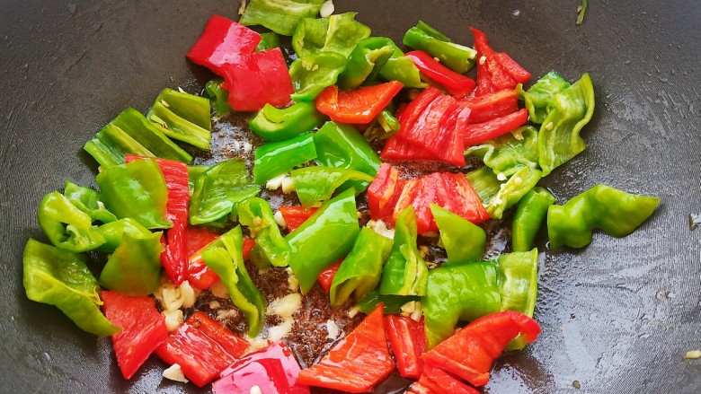 过油肉小花卷,加入青红椒块翻炒至断生。