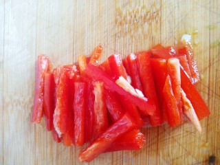 清炒茄子丝,三瓣大蒜切碎。