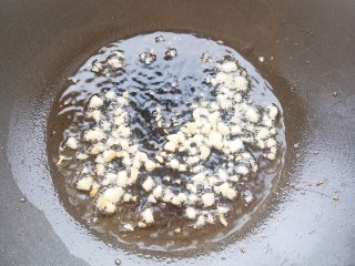 清炒茄子丝,锅中放略多一点的油，加入蒜末爆香。