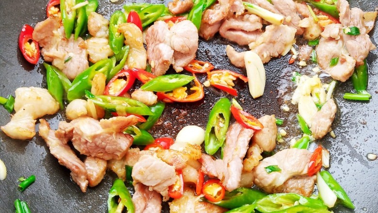 干锅菜花五花肉,加入辣椒一起翻炒至断生。