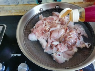 咖喱土豆鸡块,然后把鸡肉冷水下锅，加入料酒煮出血末