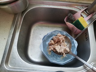咖喱土豆鸡块,煮好之后捞出投入凉水中清洗干净，再控干水分